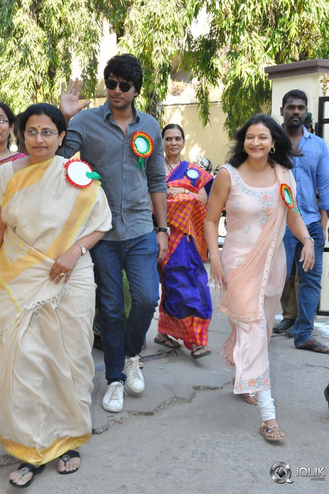Manasuku-Nachindi-Movie-Team-At-Kasturba-Gandhi-College